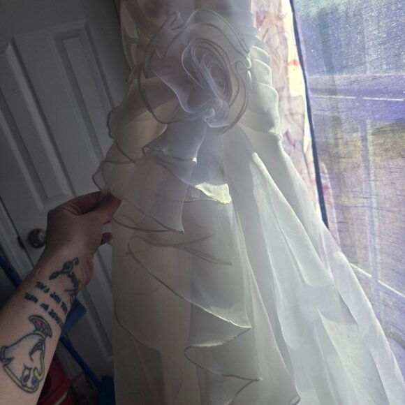 Wedding dress - Picture 2 of 6